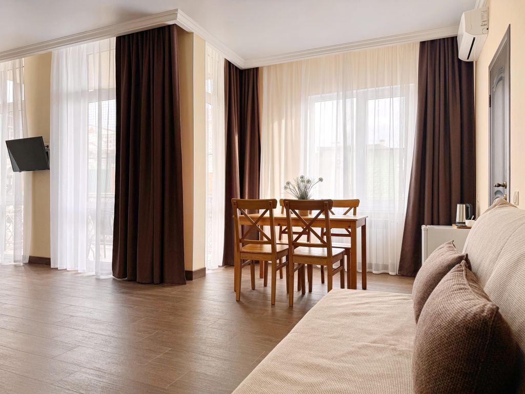 Альпийский Дом — Четырёхместный номер Супериор с балконом