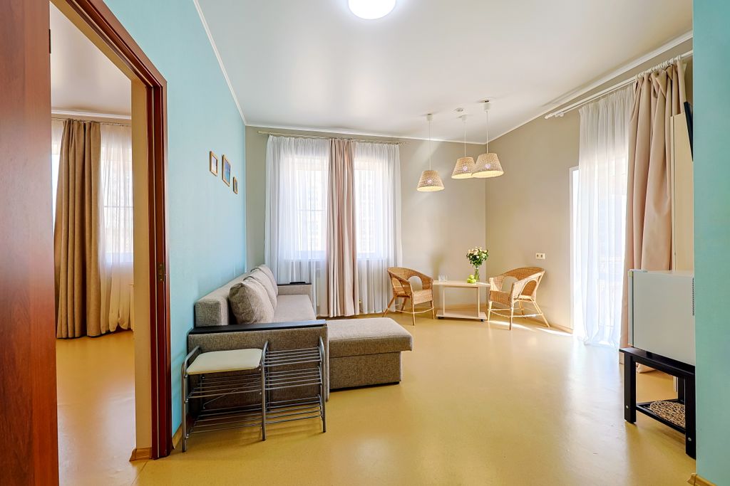 Дом Путешественника — Четырёхместный номер улучшенный с видом на город