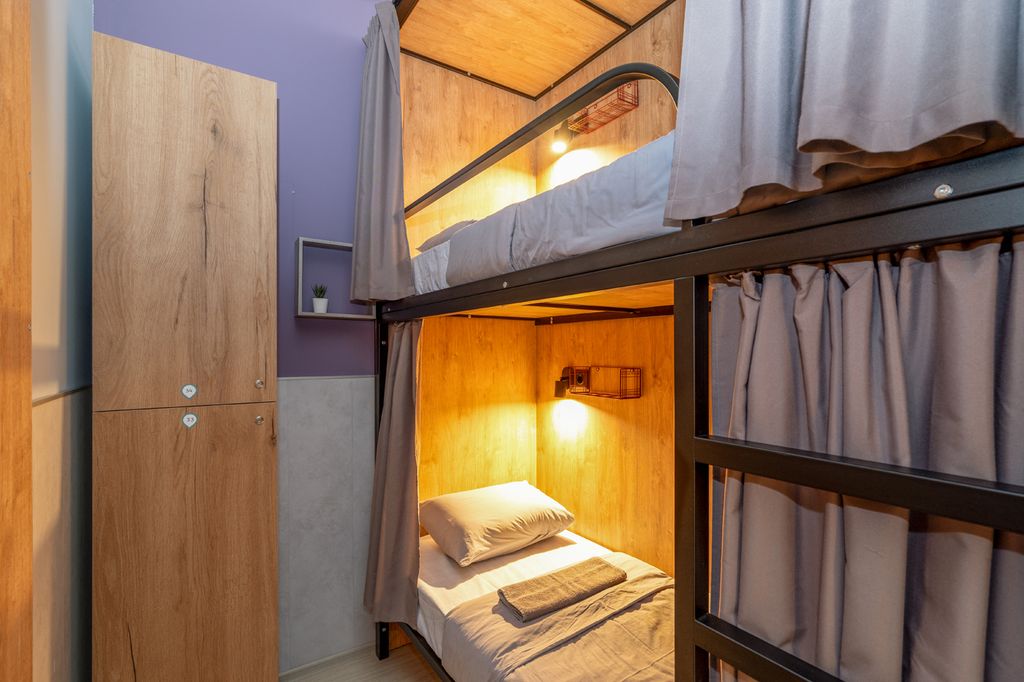 Дип Слип — Многоместный смешанный номер улучшенная капсула в шестиместном общем номере