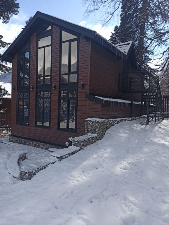 Изумрудный Лес — Семейный номер люкс с видом на горы