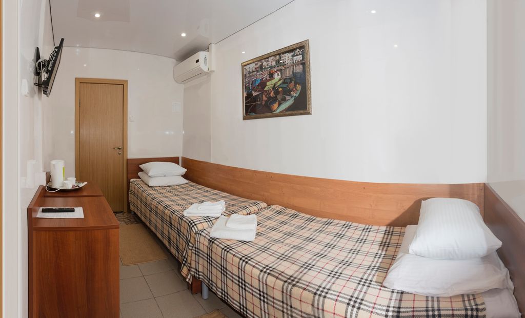 Троя — Двухместный номер с 2 отдельными кроватями эконом( без окна)