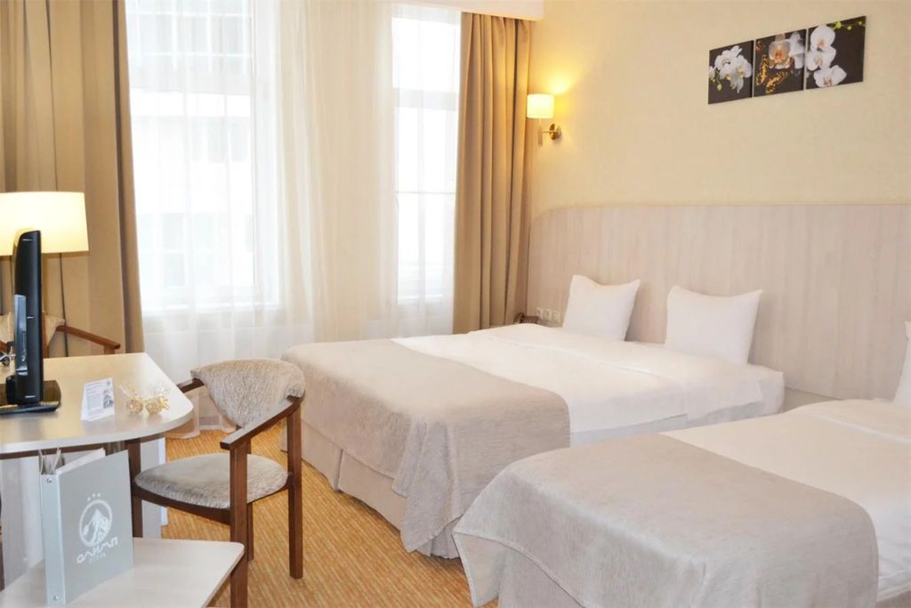 Олимп — Трёхместный номер с 1 большой и 1 маленькой кроватью