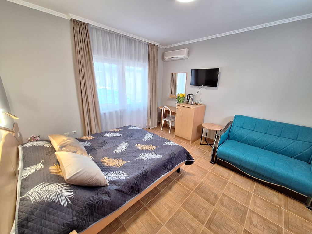 Цитрус — Четырёхместный номер стандарт с видом на город