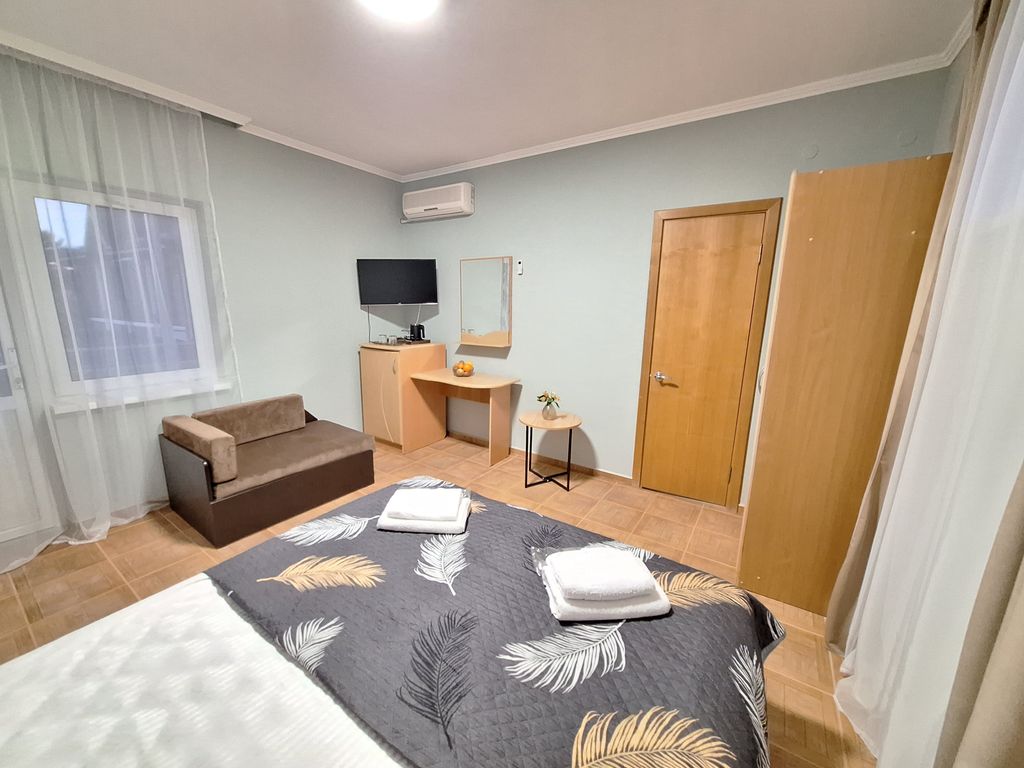 Цитрус — Трёхместный номер стандарт с видом на город