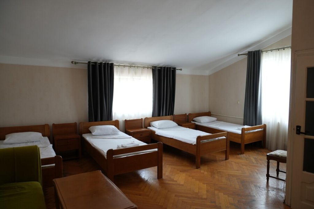 Люкс — Четырёхместный номер стандарт с 4 односпальными кроватями с видом на море