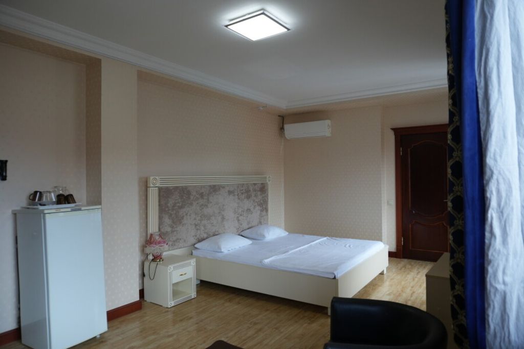 Люкс — Семейный номер стандартный с 1 двухспальной кроватью и 4 односпальными кроватями с видом на город