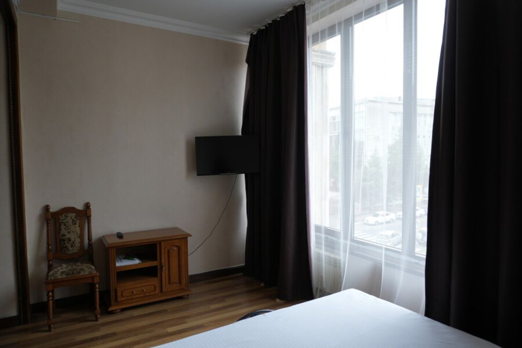 Люкс — Четырёхместный номер улучшенный твин-люкс с 2 двухспальными кроватями с видом на город