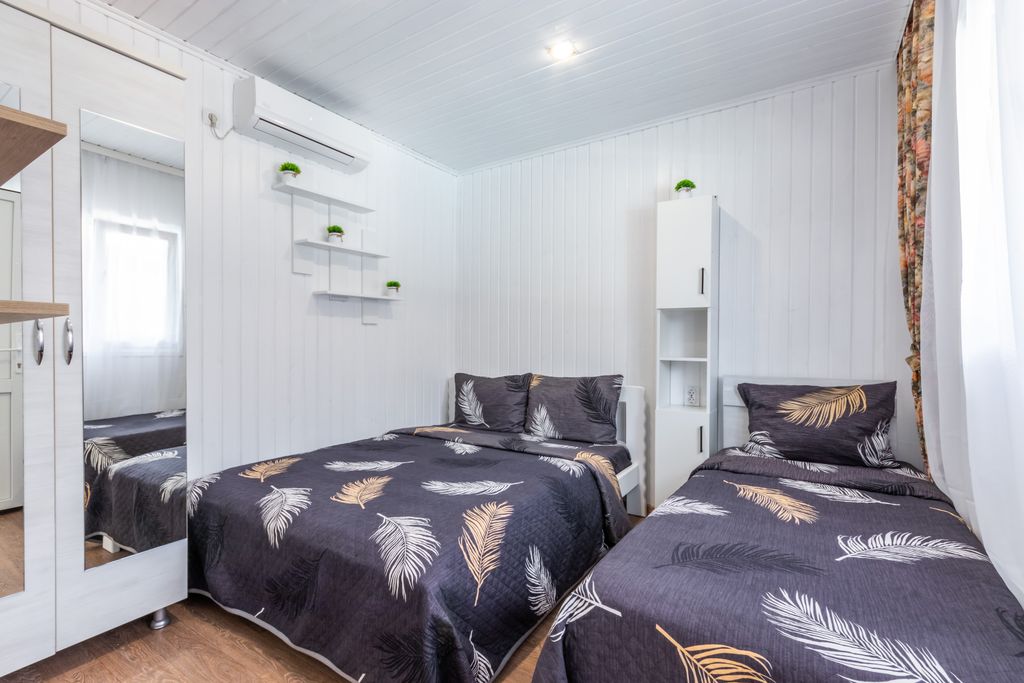 Рыжий Ап+ — Семейный номер Домик шестиместный двухкомнатный с верандой