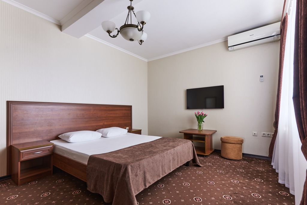 Гранат — Четырёхместный номер Полулюкс с Лоджией с видом на море