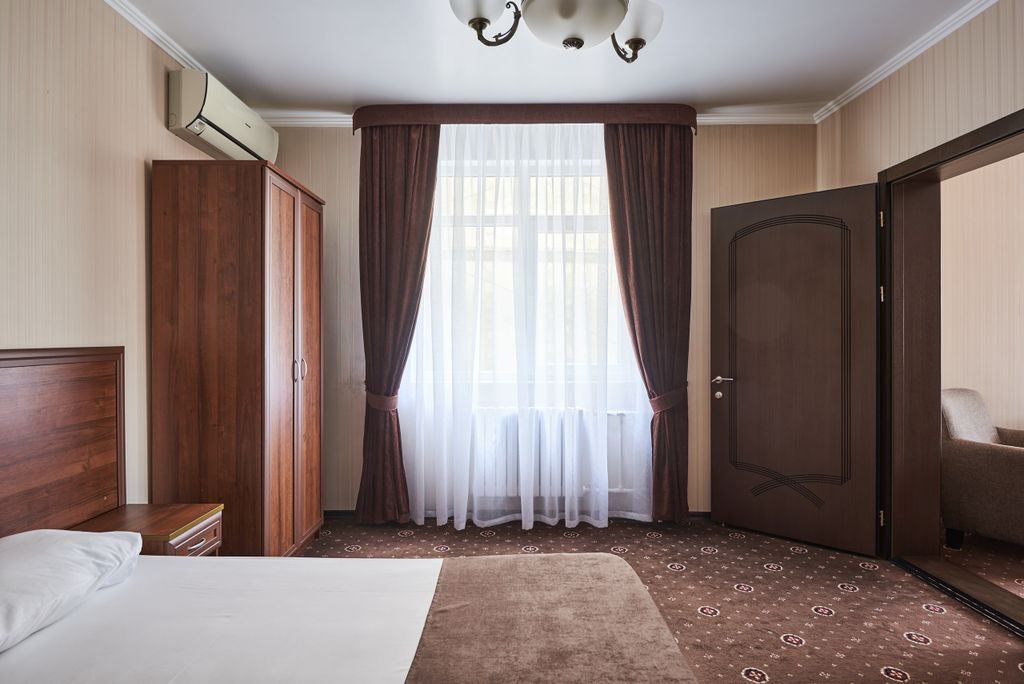 Гранат — Семейный номер Двухкомнатный люкс с лоджией на 4х