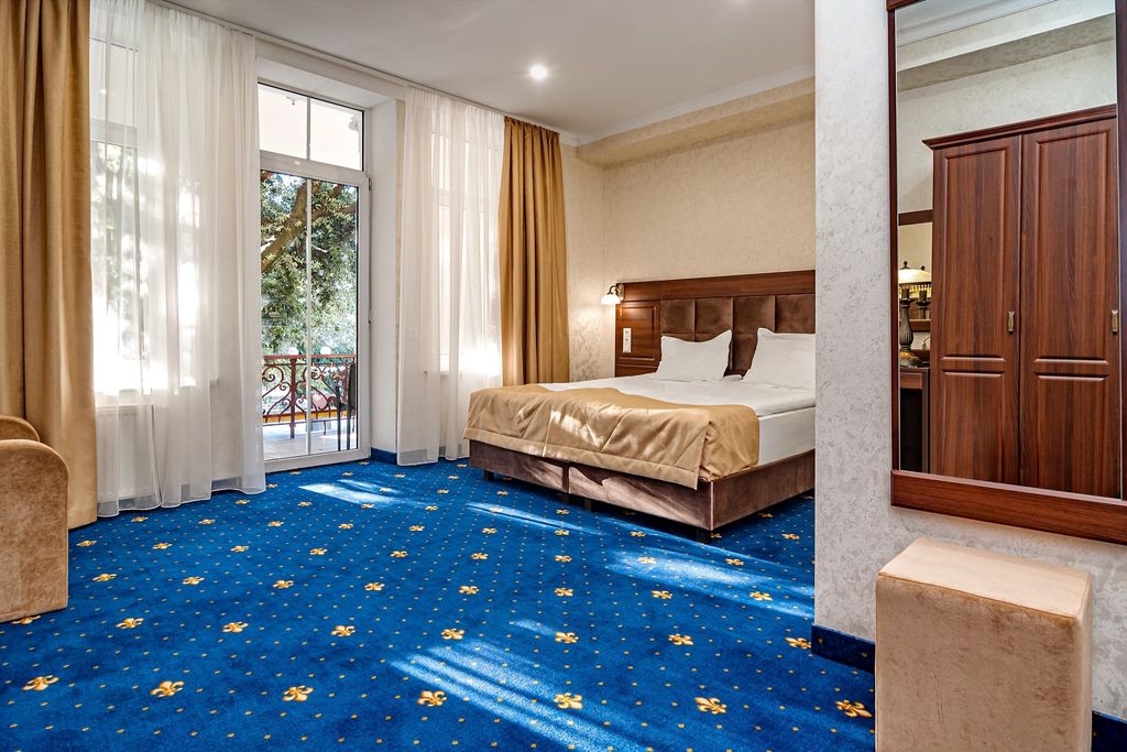 Бристоль — Двухместный номер с 2 отдельными кроватями Делюкс с балконом