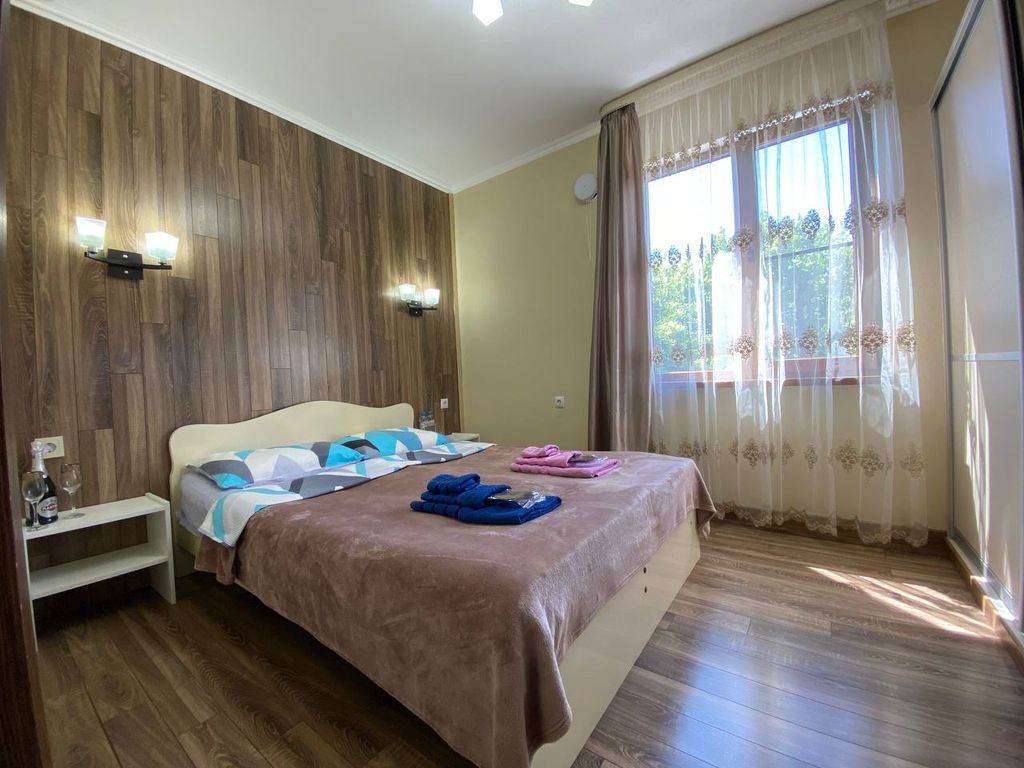 EdMan — Четырёхместный номер улучшенный с видом на город