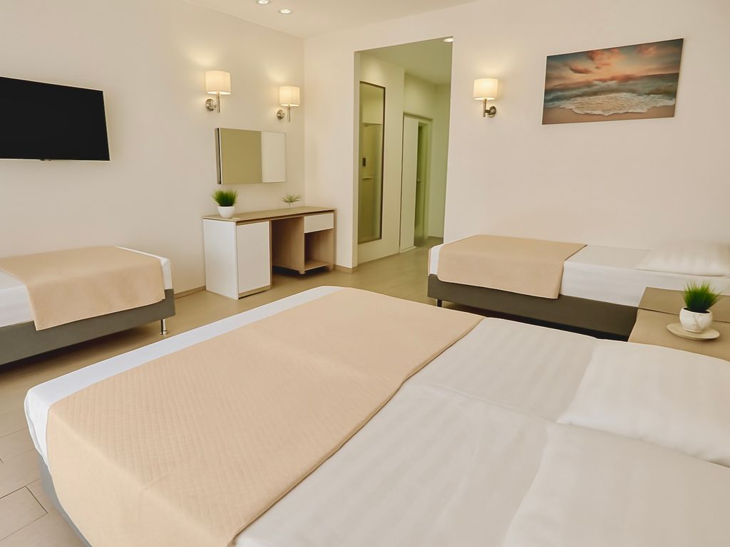 Remvi — Четырёхместный номер Комфорт с балконом