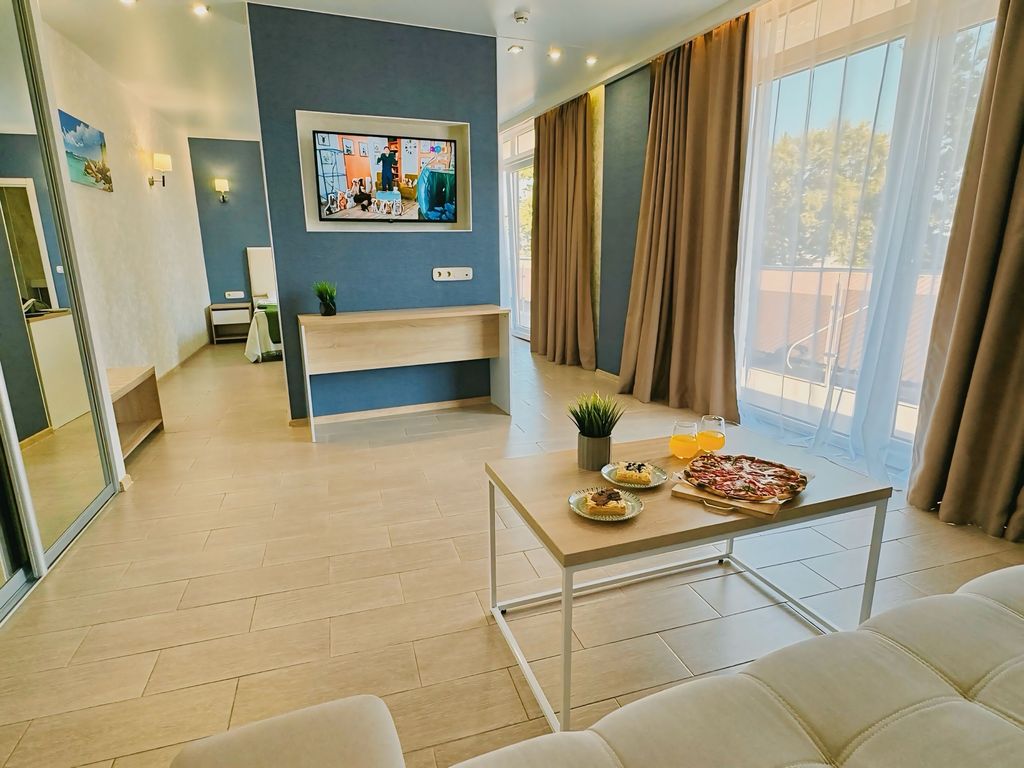 Remvi — Четырёхместный номер улучшенный с балконом