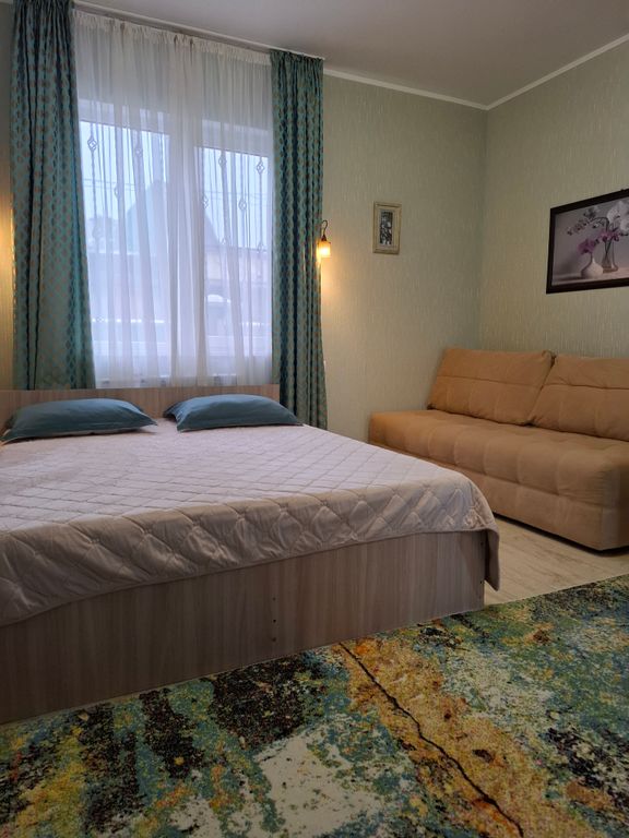 Вероника — Трёхместный номер Трёхместный стандарт с общей кроватью и диваном