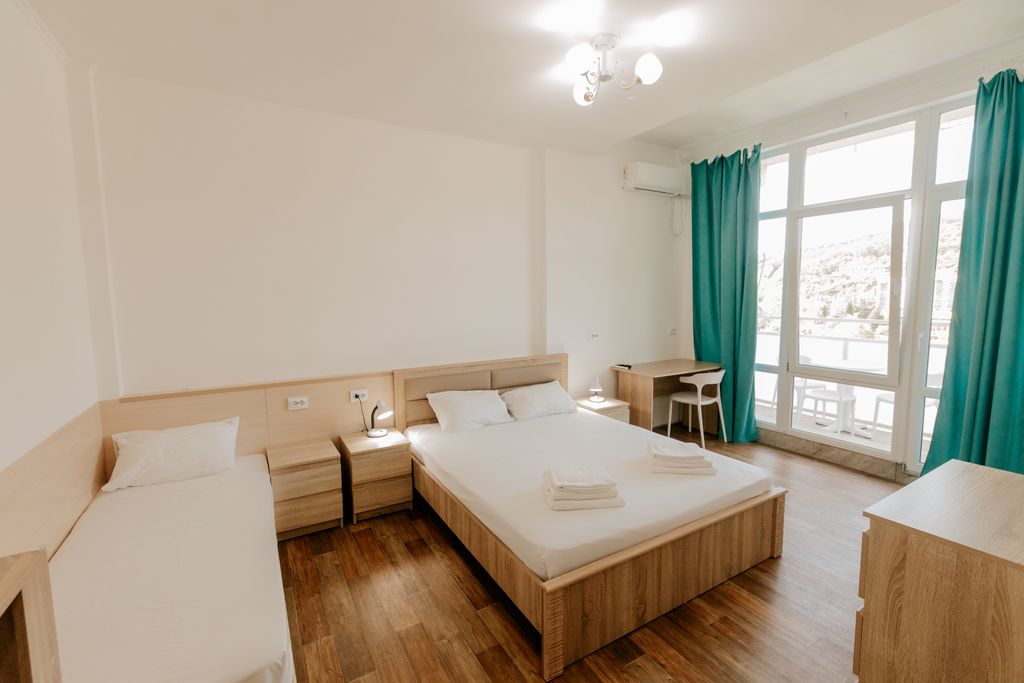 Лаванда — Трёхместный номер Трехместный комфорт с балконом