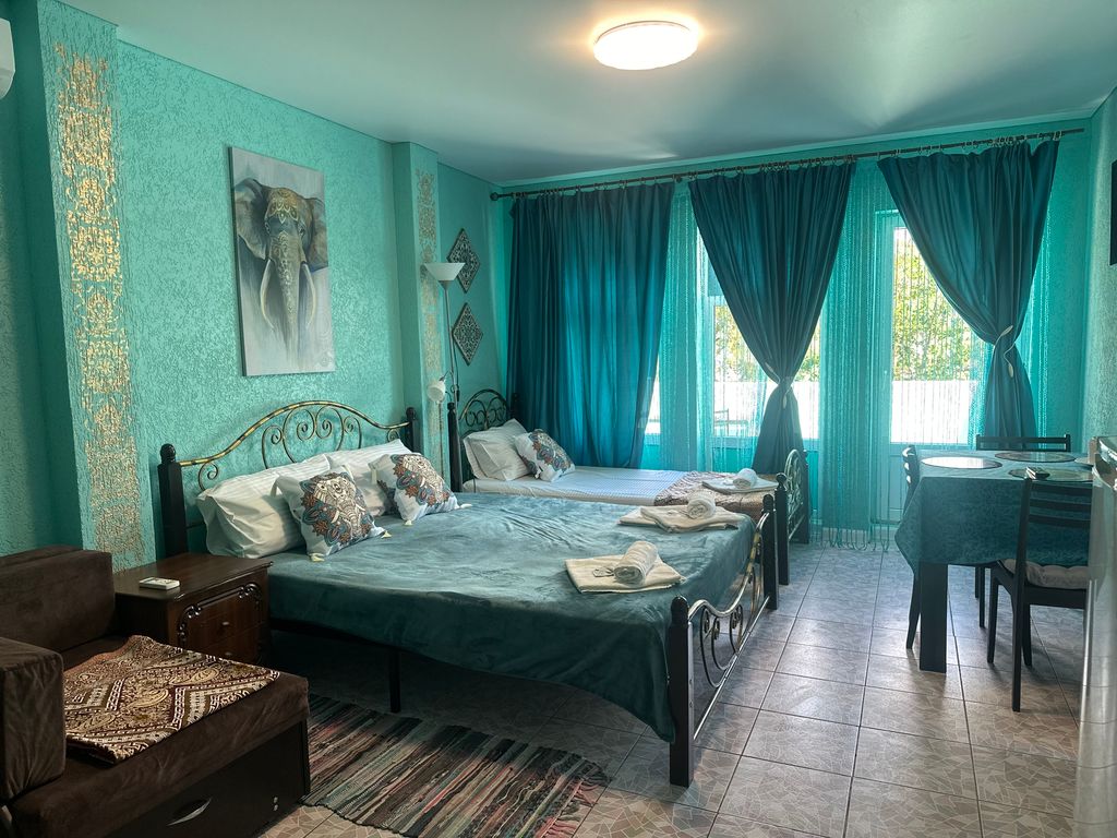 Дивноморское рандеву — Четырёхместный номер улучшенный с видом на город