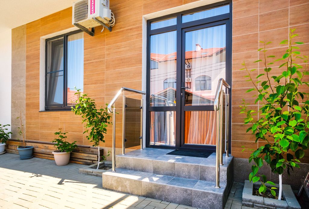 Парус — Трёхместный номер номер на первом этаже с отдельным входом