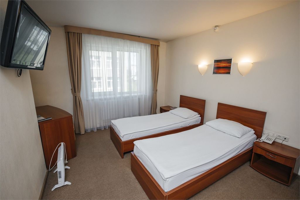 Эмеральд — Двухместный номер с 2 отдельными кроватями улучшенный двухкомнатный