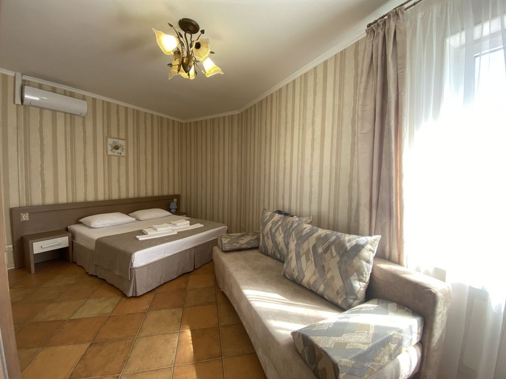 Plusch — Трёхместный номер с балконом