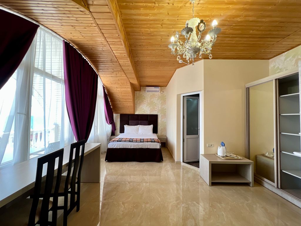 Кавказ — Четырёхместный номер комфорт с балконом боковой вид на море