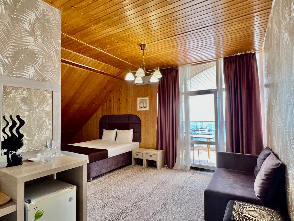 Кавказ — Четырёхместный номер Комфорт с балконом прямой вид на море