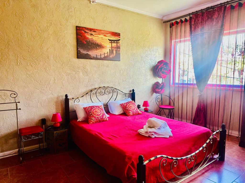 Дивноморское рандеву — Четырёхместный номер улучшенный с видом на город К