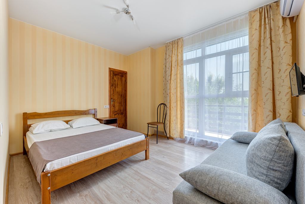 Виктория — Трёхместный номер трехместный с балконом однокомнатный или комната  с удобствами и балконом для трех человек