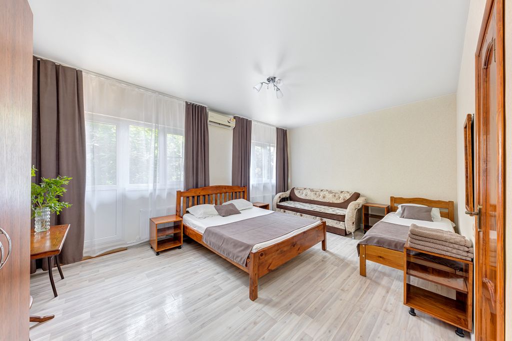 Виктория — Четырёхместный номер комната с удобствами и балконом