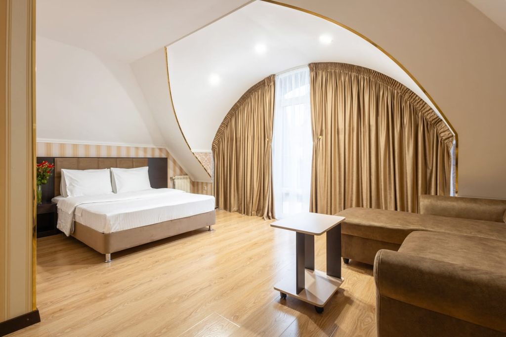 Золотой дом — Четырёхместный номер Люкс с балконом с видом на город