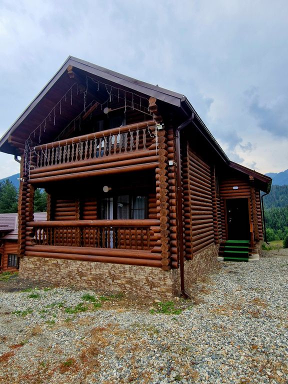 Панорама — Трёхместный номер улучшенный с видом на горы