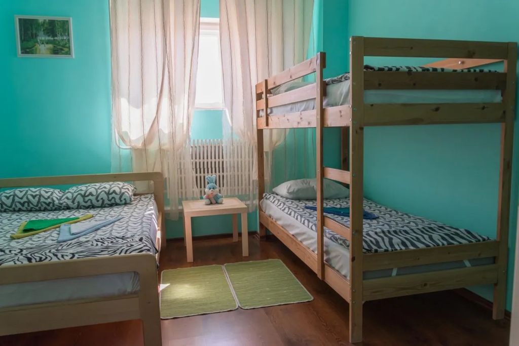 Вернисаж — Семейный номер с общей ванной комнатой