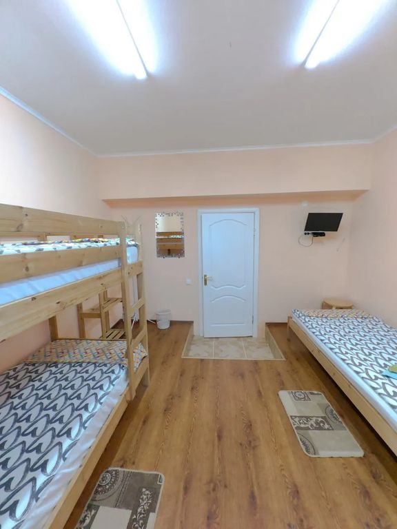 Вернисаж — Трёхместный номер с общей ванной комнатой