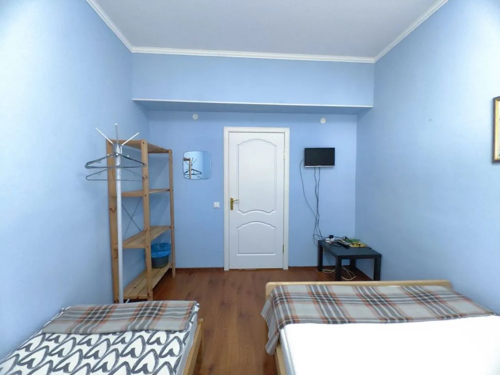 Вернисаж — Трёхместный номер с общей ванной комнатой