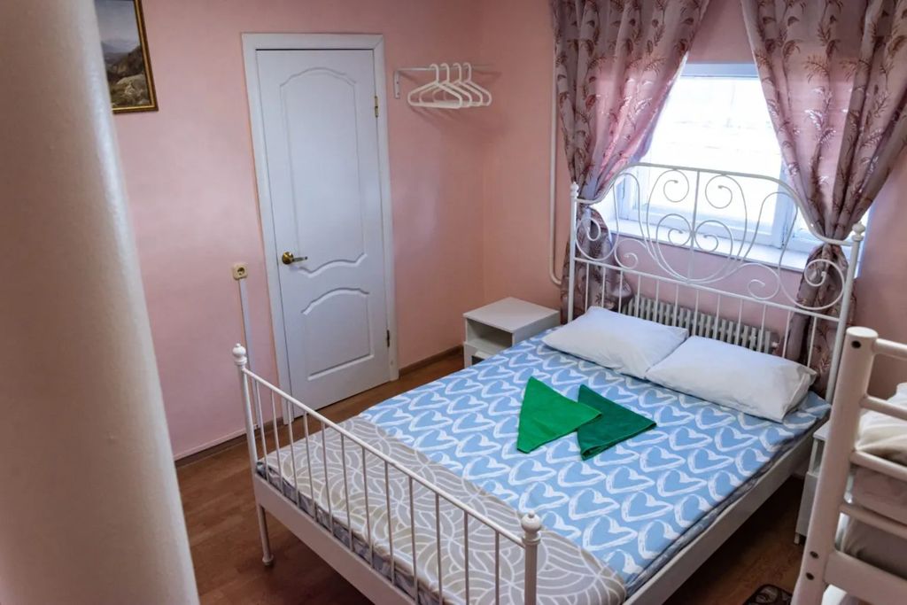 Вернисаж — Четырёхместный номер с собственной ванной комнатой вне номера (4)