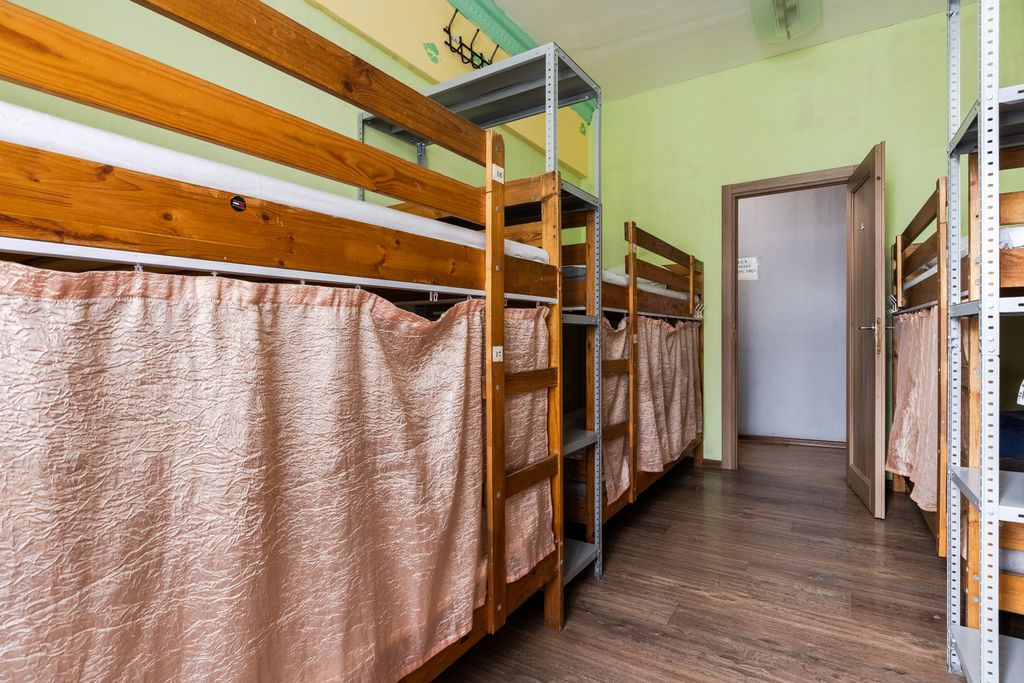 Авиатор — Многоместный мужской номер эконом (душ/туалет общий)