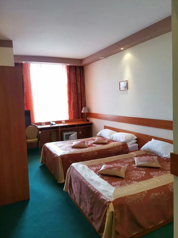 Астория — Двухместный номер с 2 отдельными кроватями бизнес-класс с двумя полутороспальными кроватями