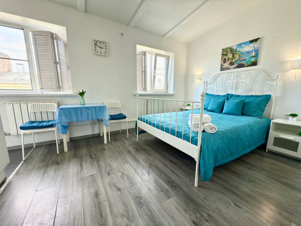 Грин Грэйп Syncotel Home — Апартаменты Улучшенная мансардная студия с двуспальной кроватью с новым ремонтом