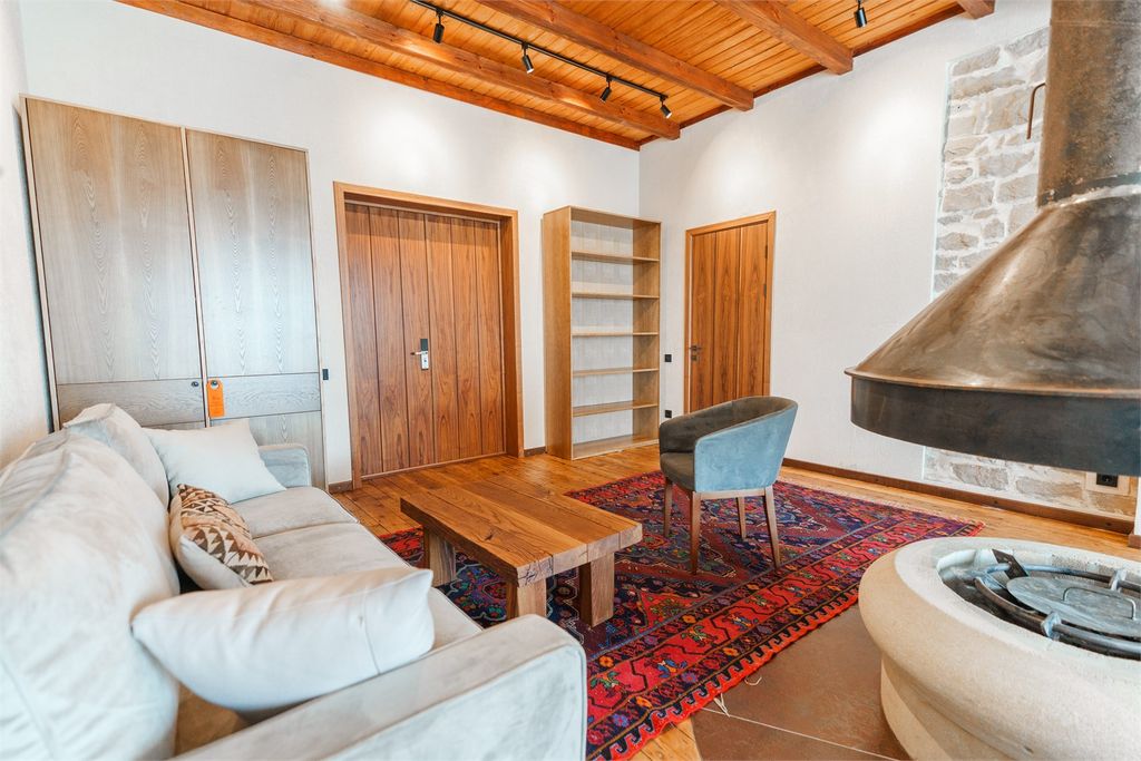 Чох Россо — Двухместный номер с 1 кроватью Люкс с камином(декор) с французским балконом с видом на аул Гамсутль