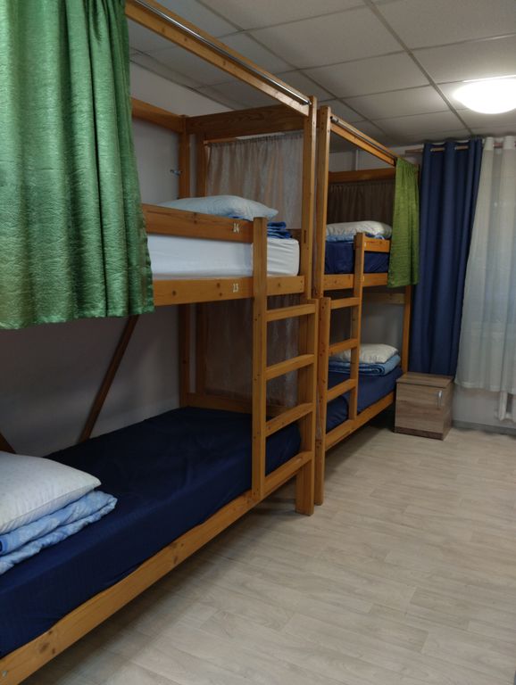 Малахит — Многоместный смешанный номер Койко-место в 8 местном общем номере для мужчин и женщин