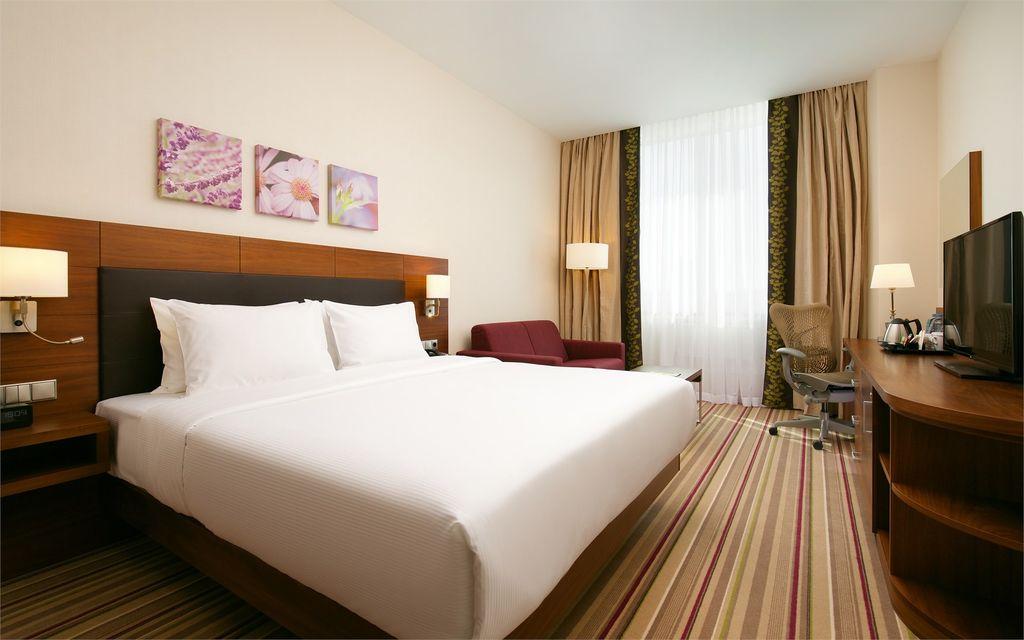 Hilton Garden Inn Volgograd — Семейный номер с большой кроватью (King size)