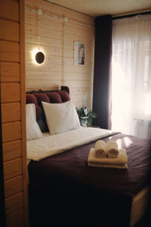 Райский уголок — Трёхместный номер с двуспальной кроватью и креслом-кроватью