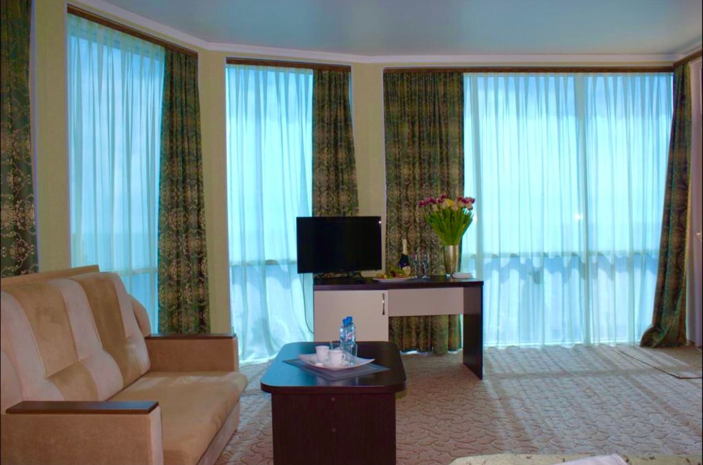 Адмирал — Четырёхместный номер улучшенный с видом на море