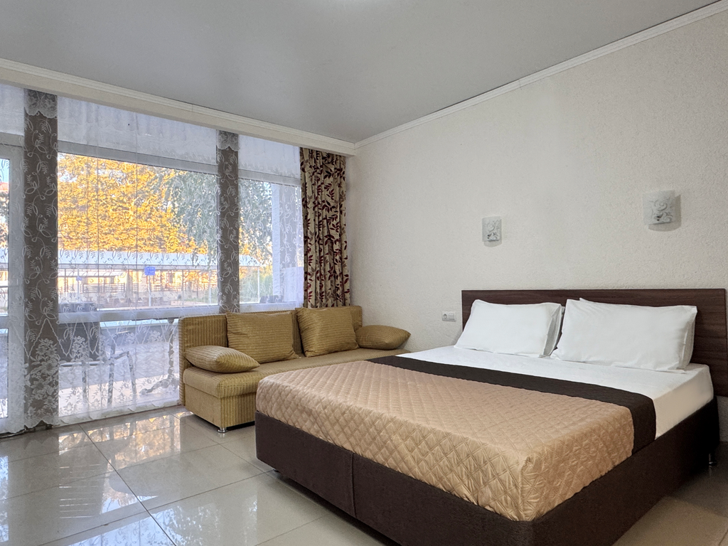 Уральские Самоцветы — Четырёхместный номер четырёхместный Комфорт с зоной отдыха