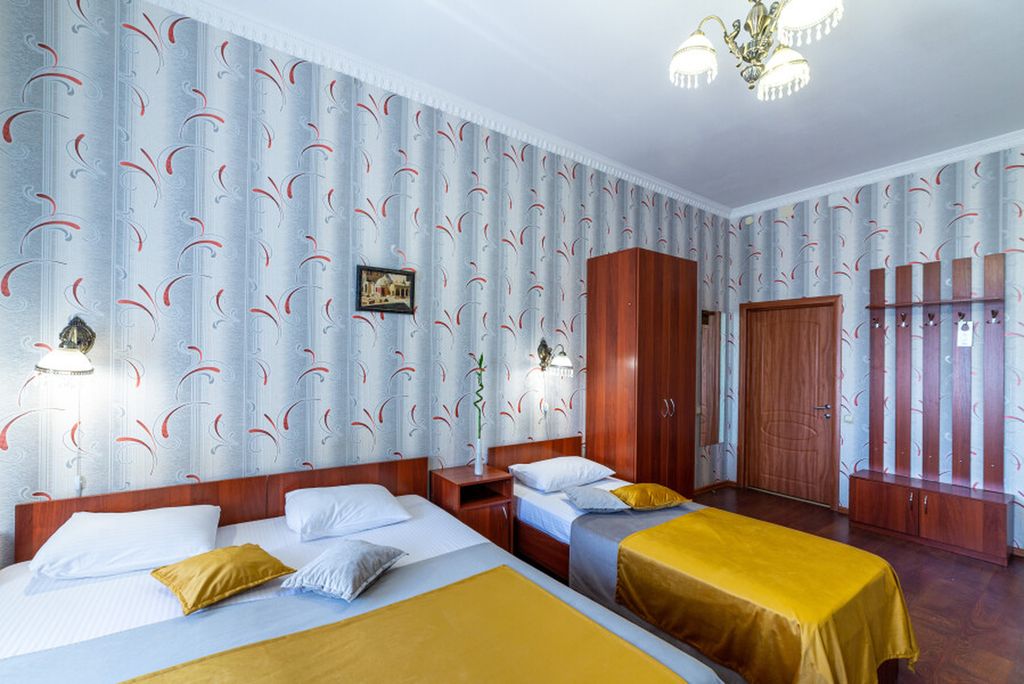 Демократ на Некрасова 58 — Семейный номер с камином