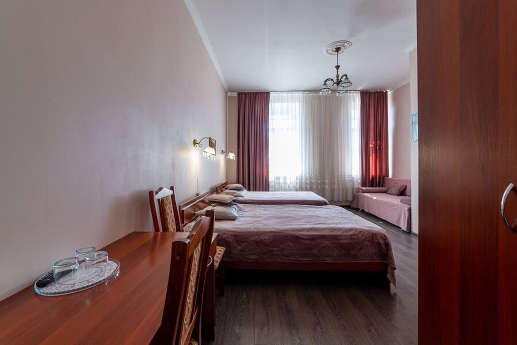 Демократ на Некрасова 58 — Четырёхместный номер улучшенный с камином