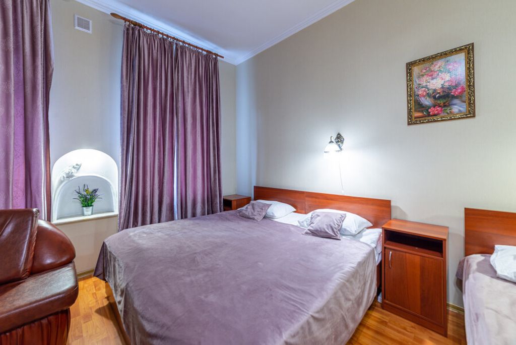 Демократ на Некрасова 58 — Трёхместный номер Полулюкс с камином