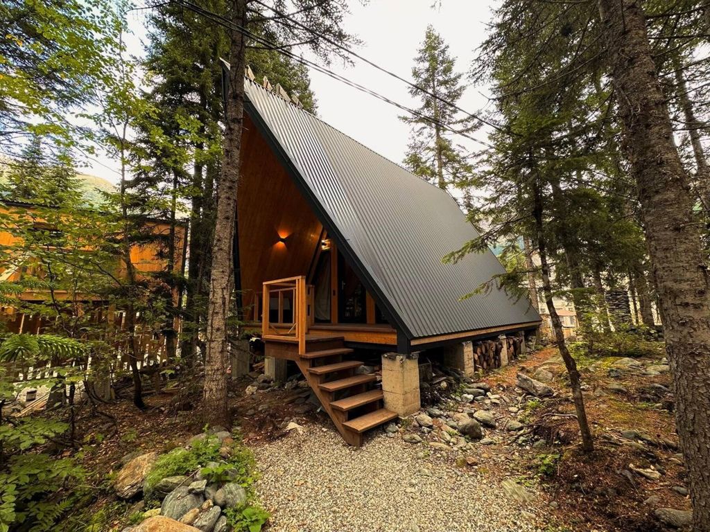 Времена года Village — Дом А-Фрейм лесной