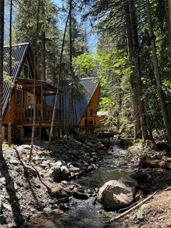 Времена года Village — Дом А-Фрейм речной