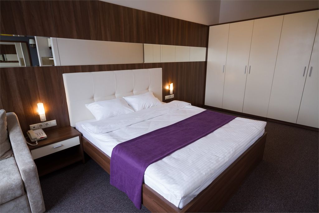 Республика — Апартаменты улучшенный комфорт с одной большой кроватью